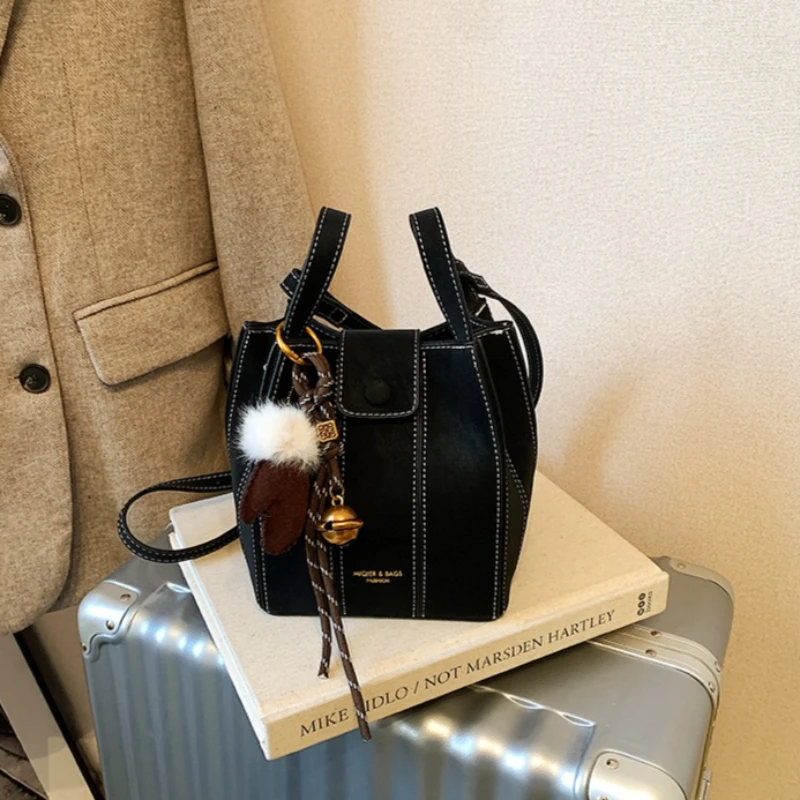 

Minimalist Simple Solid Color Tote Bag With Large Capacity Leather Material And Casual Everyday Elegance