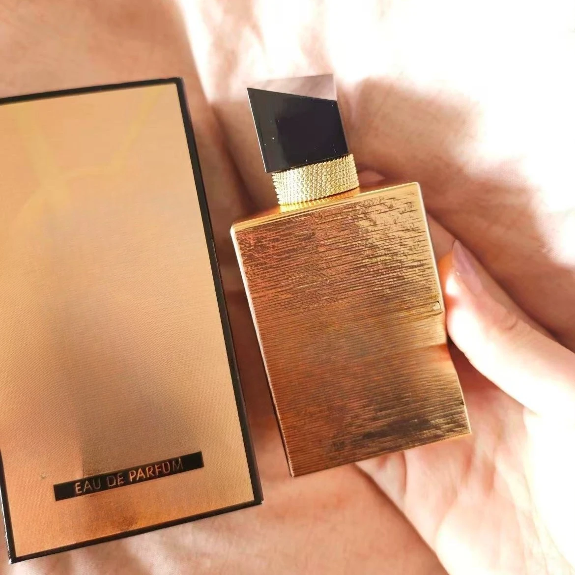 90ml Brand Perfume emits a warm floral fragrance making it a sophisticated choice for gifting personal use elegance confidence