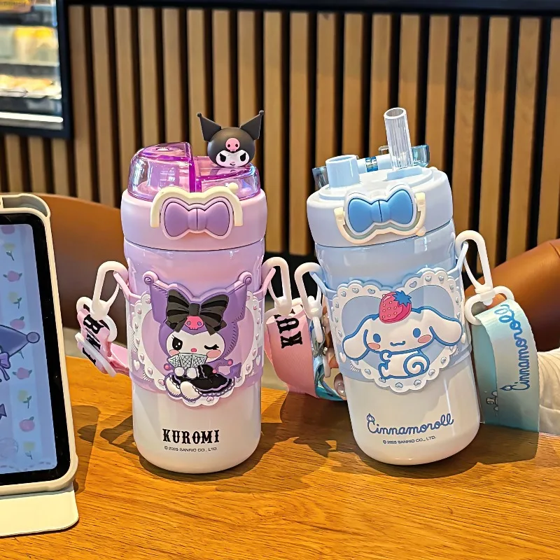 Uroczy Kubek Termiczny dla Dzieci z Motywem Sanrio Family Series, z Kokardą w Kształcie Motyla, z Podwójnymi Ściankami, Regulowanym Paskiem i Sznurkiem do Picia.