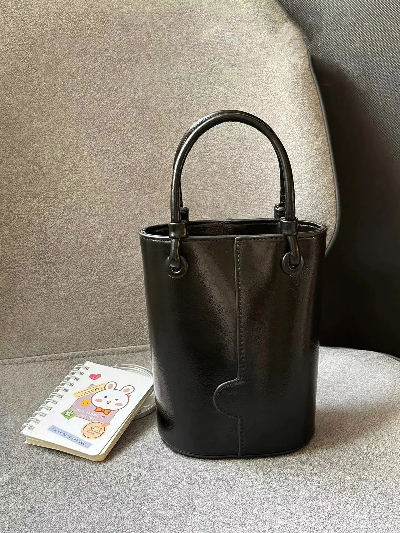 

Fashionable bucket bag for women in 2025, fashionable high-end minimalist handbag, autumn and winter new item, black versatile