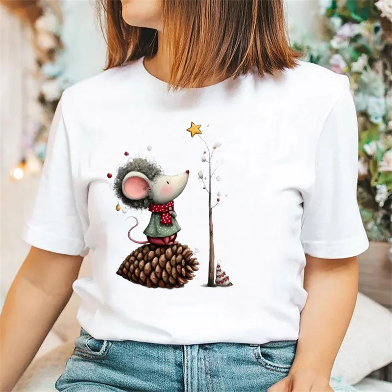 

Футболка с принтом мыши и сосновой шишки, женская футболка с круглым вырезом и коротким рукавом, обычный милый топ, модный стиль с героями мультфильмов, женская белая футболка