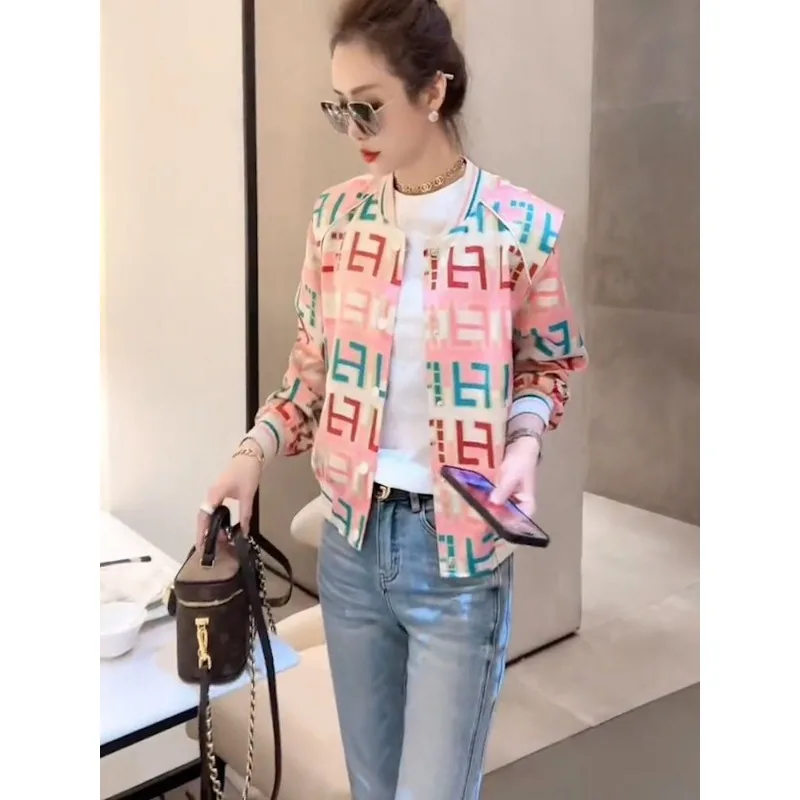 Modna i ekskluzywna kurtka baseballowa 2025, nowa jesienna różowa kurtka rozpinana z literami i zamkiem błyskawicznym.