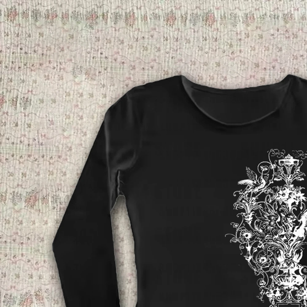 ปีกกราฟิกพิมพ์เสื้อยืดสีดําผู้หญิงฤดูใบไม้ร่วงเสื้อผ้าY2K Cyber Grunge Pullovers Tees 00S Retro Aesthetic Cottage Crop Tops