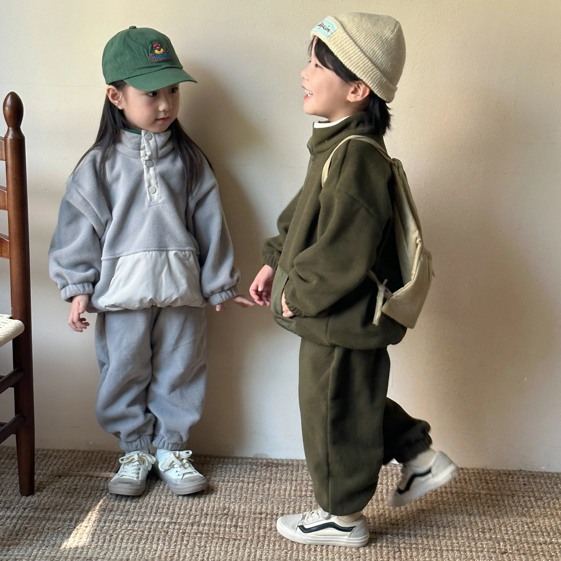 6766 بدلة أطفال من الصوف القطبي لخريف وشتاء 2025 بدلة رياضية للأولاد بالإضافة إلى سترة مخملية + بنطلون بدلة ترفيهية للفتيات مكونة من قطعتين