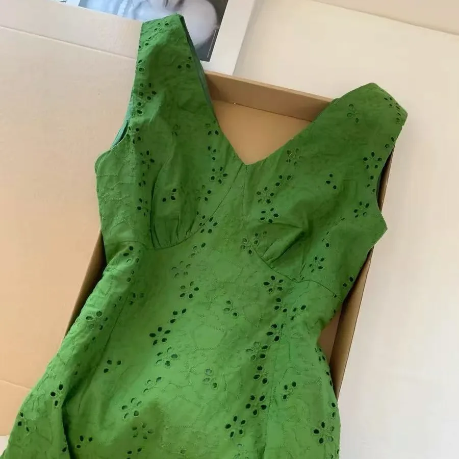 Gonna a trapezio cava verde di fascia alta in stile francese con scollo a V senza maniche Abito corto con gilet Abito elegante con temperamento 2025 Estate Nuovo