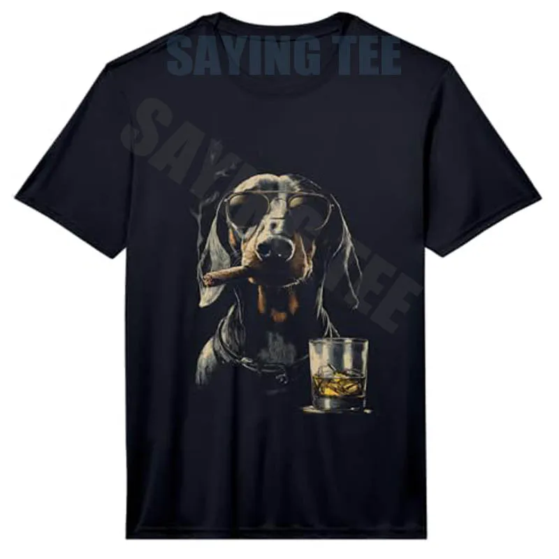 Herren-T-Shirt mit lustigem Dackel-Motiv: Rauchender Dackel mit Zigarre und Whisky – Y2K-Design für Hundeliebhaber und Raucher – Herrenbekleidung – Detail 3