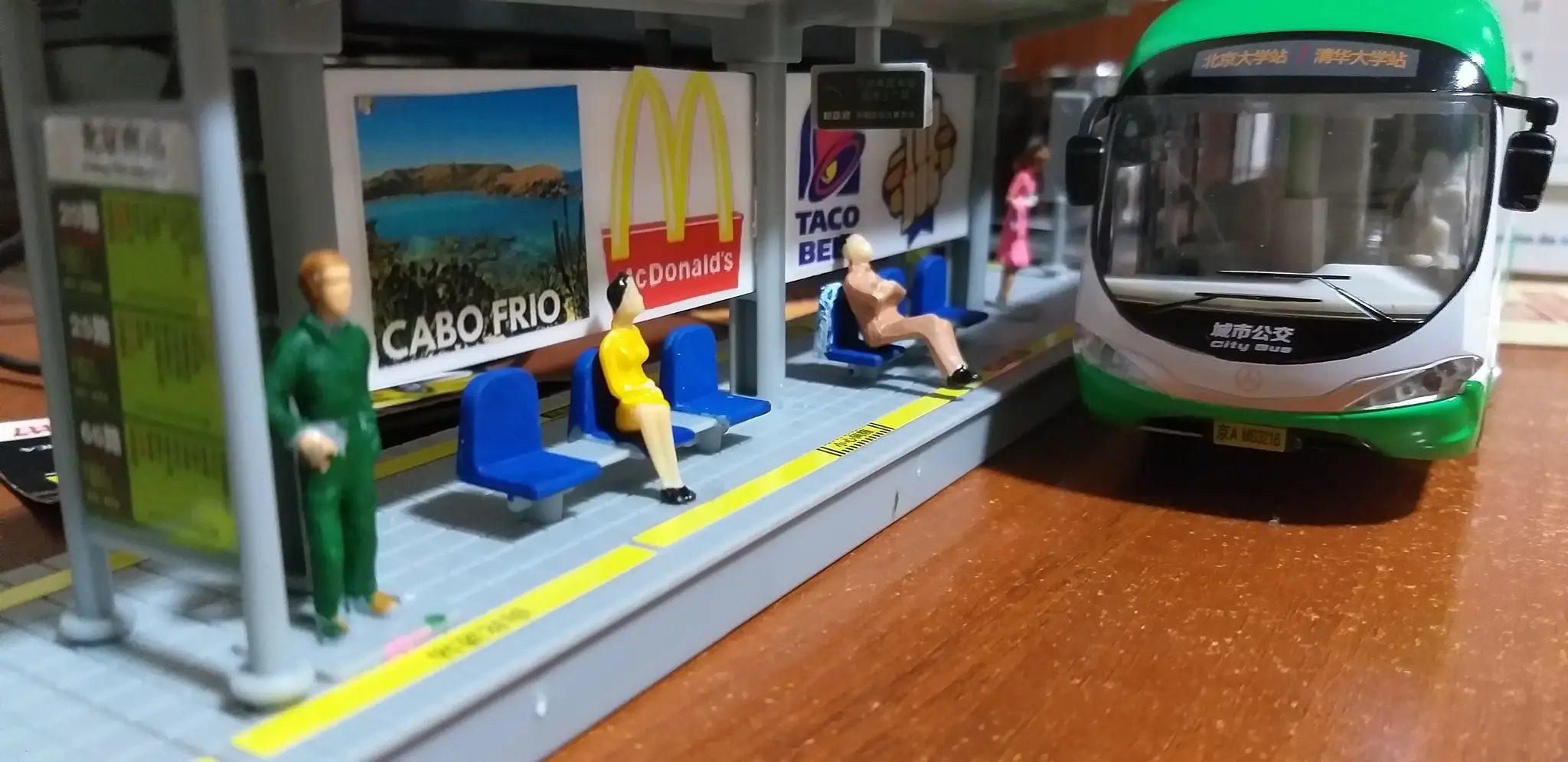 Modelo de estación de autobús a escala 1/64, coche deportivo, autobús de simulación, plataforma de estación de tren de alta velocidad para niños,