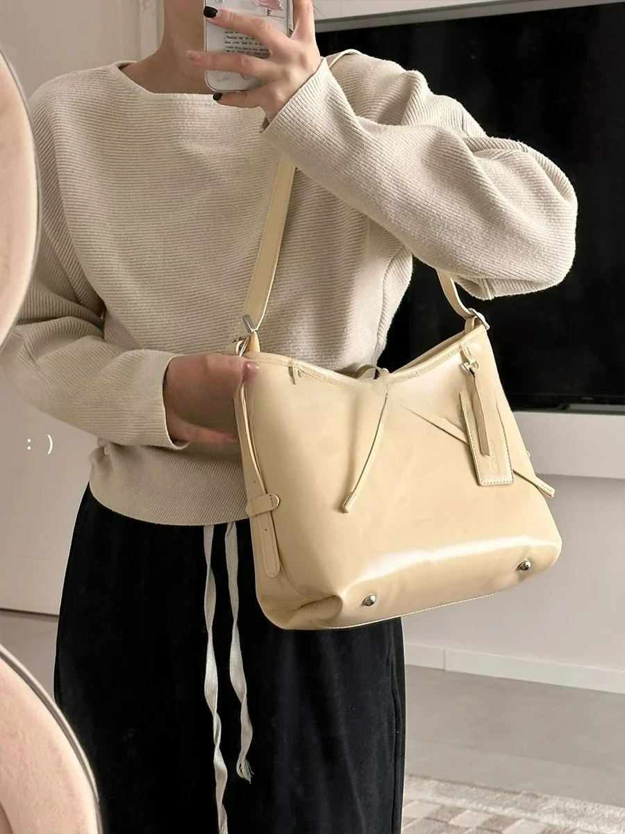 

Versatile Commuting Shoulder Crossbody Bags for Women Casual Large Capacity Tote Bag