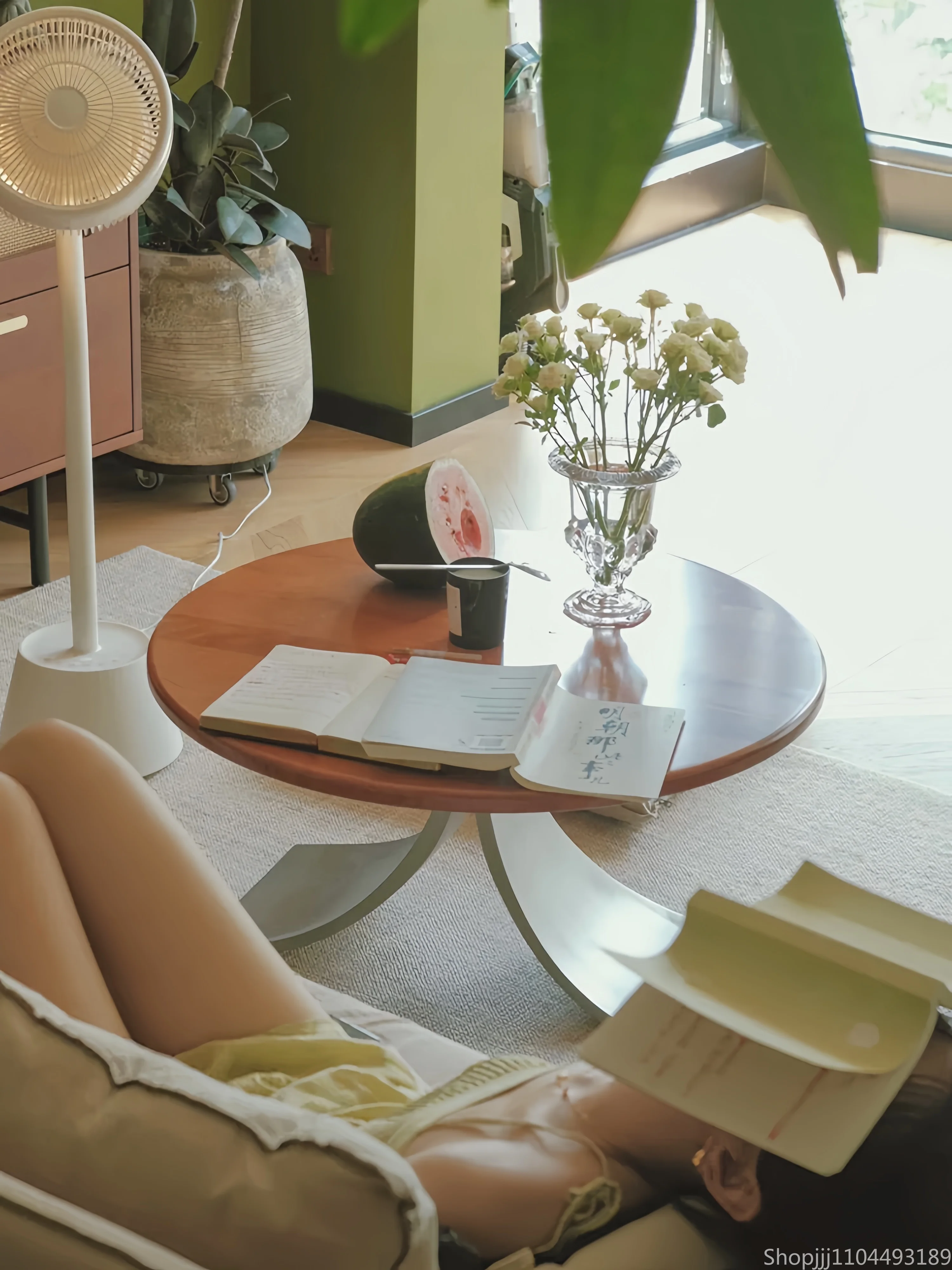 طاولة جانبية كلاسيكية فاخرة - طاولة مستديرة من الخشب الصلب للمساحات الصغيرة