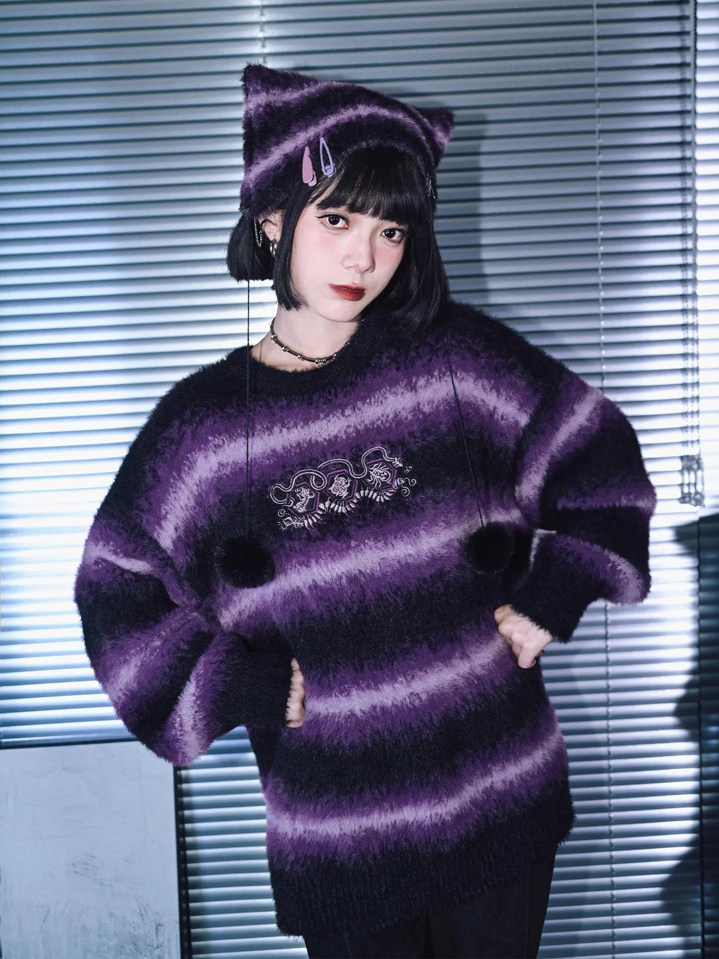 

Женский свитер с имитацией меха с вышивкой Ele, осень-зима, свободный крой, длинный топ в фиолетовую полоску, удобный топ...