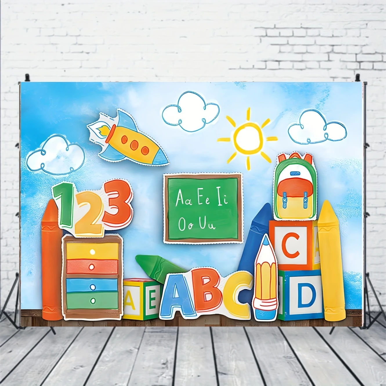 Fondo de fotografía bienvenido de regreso A la escuela, un cielo azul vibrante diseñado con letras ABC y crayones de colores, 1 unidad