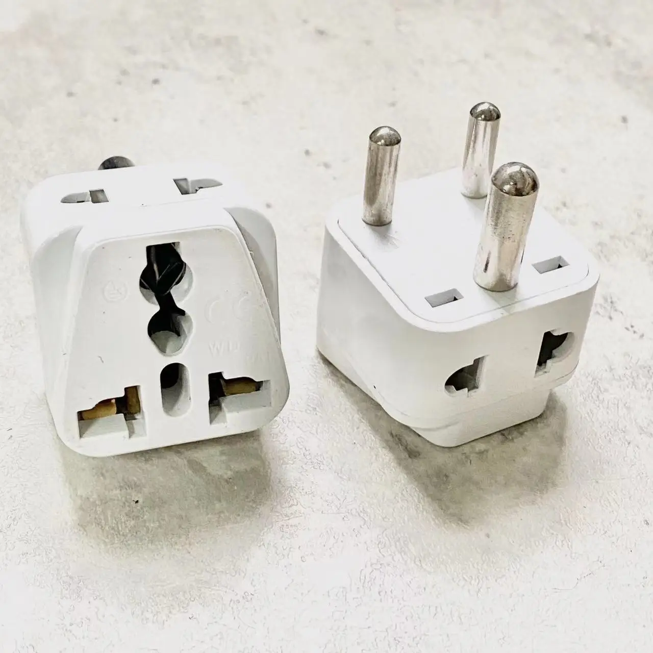 

New 1pcs 2 in 1 Universal to India, Sri Lanka, Nepal, Pakistan Electrical Plug Converter Adapter AC 250V 10A