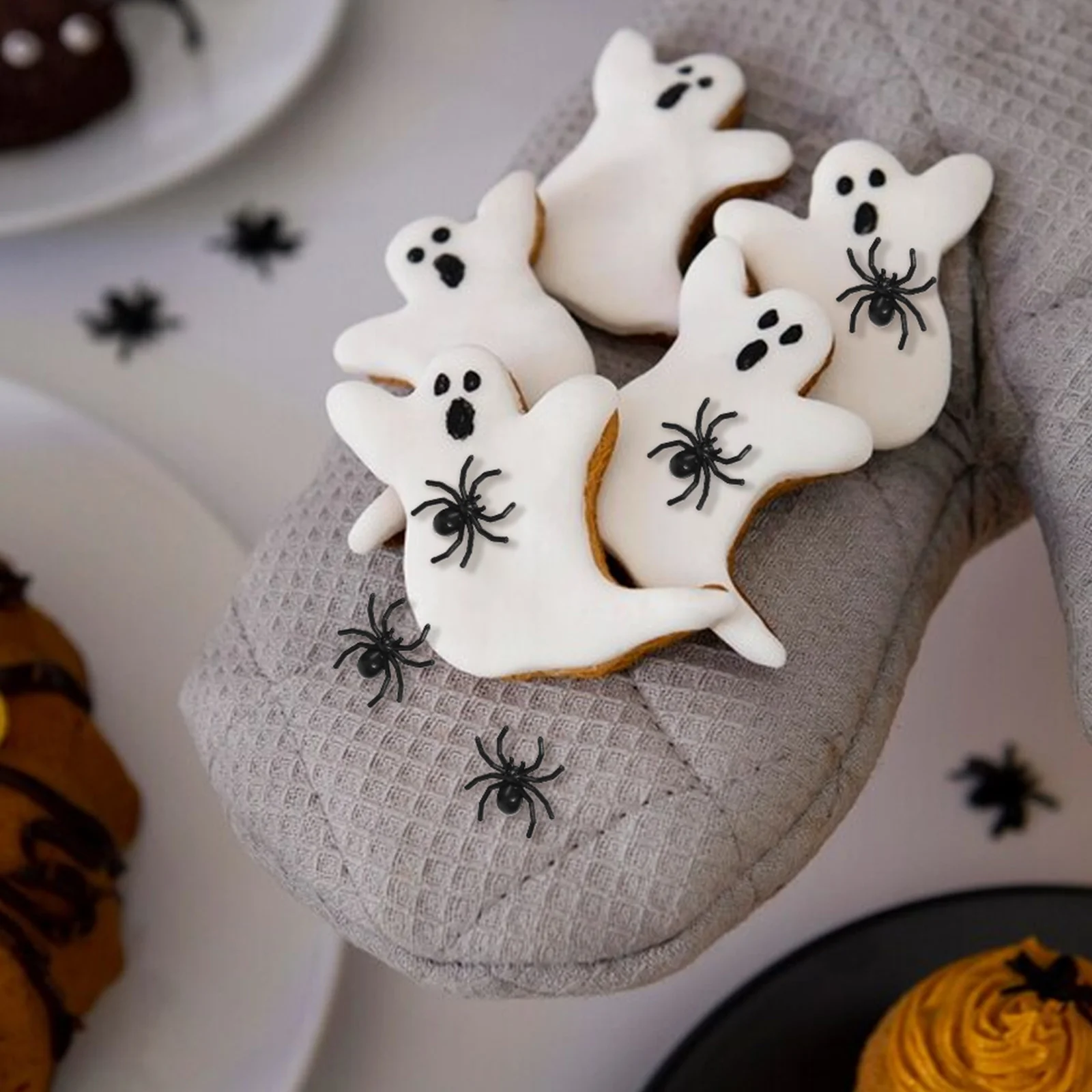 500pcs Simulation Spider Toys Realistic Plastic Halloween Decorations Scary Prank Spiders for PartiesHaunted Houses