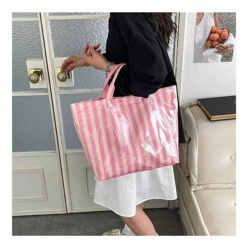 Diese wasserfeste PVC-Tragetasche verfügt über ein rosa-blau gestreiftes Design, ein großes Fassungsvermögen und eignet sich für Strand-Einkäufe. – Detail 27