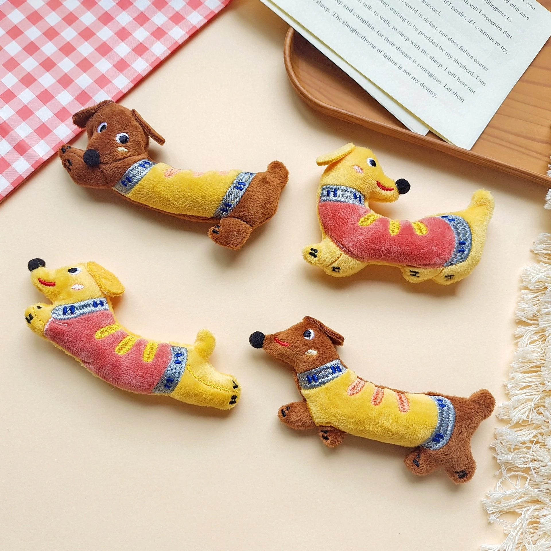 brinquedo-de-pelucia-de-cao-salsicha-de-desenho-animado-boneco-decorativo-com-alfinete-de-lapela-acessorio-fofo-pequeno-para-pendurar-em-mochilas-escolares-e-bolsas-transversais