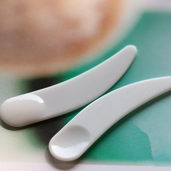 

100pcs Plastic Handle Spatula Beauty Tool Face Cream Applicator Spoon For Diy Makeup Mask Scoop Tool (White)