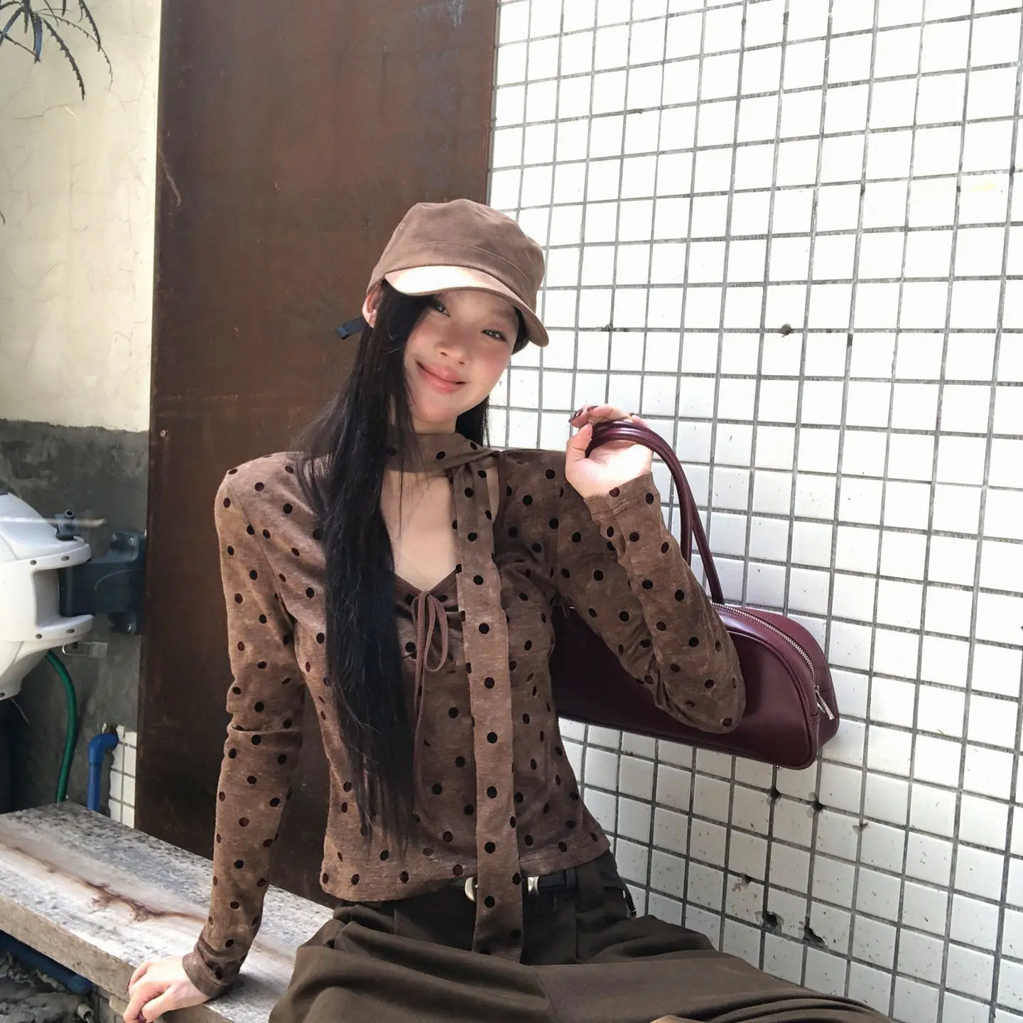 

Gagarich в горошек, темпераментная футболка с v-образным вырезом и длинными рукавами, женская осень 2024, новинка облегающего кроя для похудения, индивидуальный топ с лентой в стиле ретро