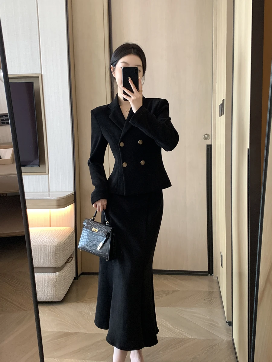 

Черное короткое пальто с утягивающим эффектом на талии, женское, модное, весна 2026, стройнящее, приталенное, до плеч, из смесового полиэстера