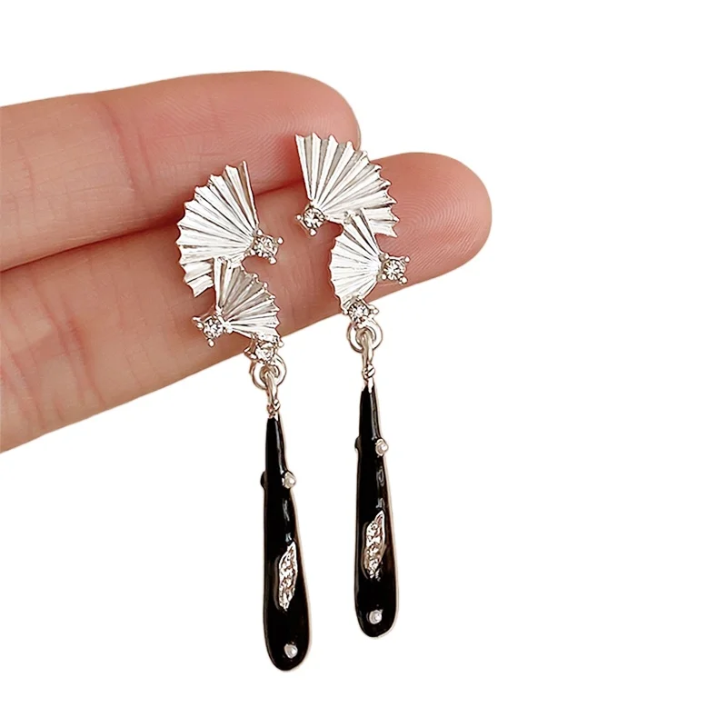 

A pair of Chinese style alloy resin earrings, fan black water droplet fringe earrings, suitable for ladies to wear at gathering
