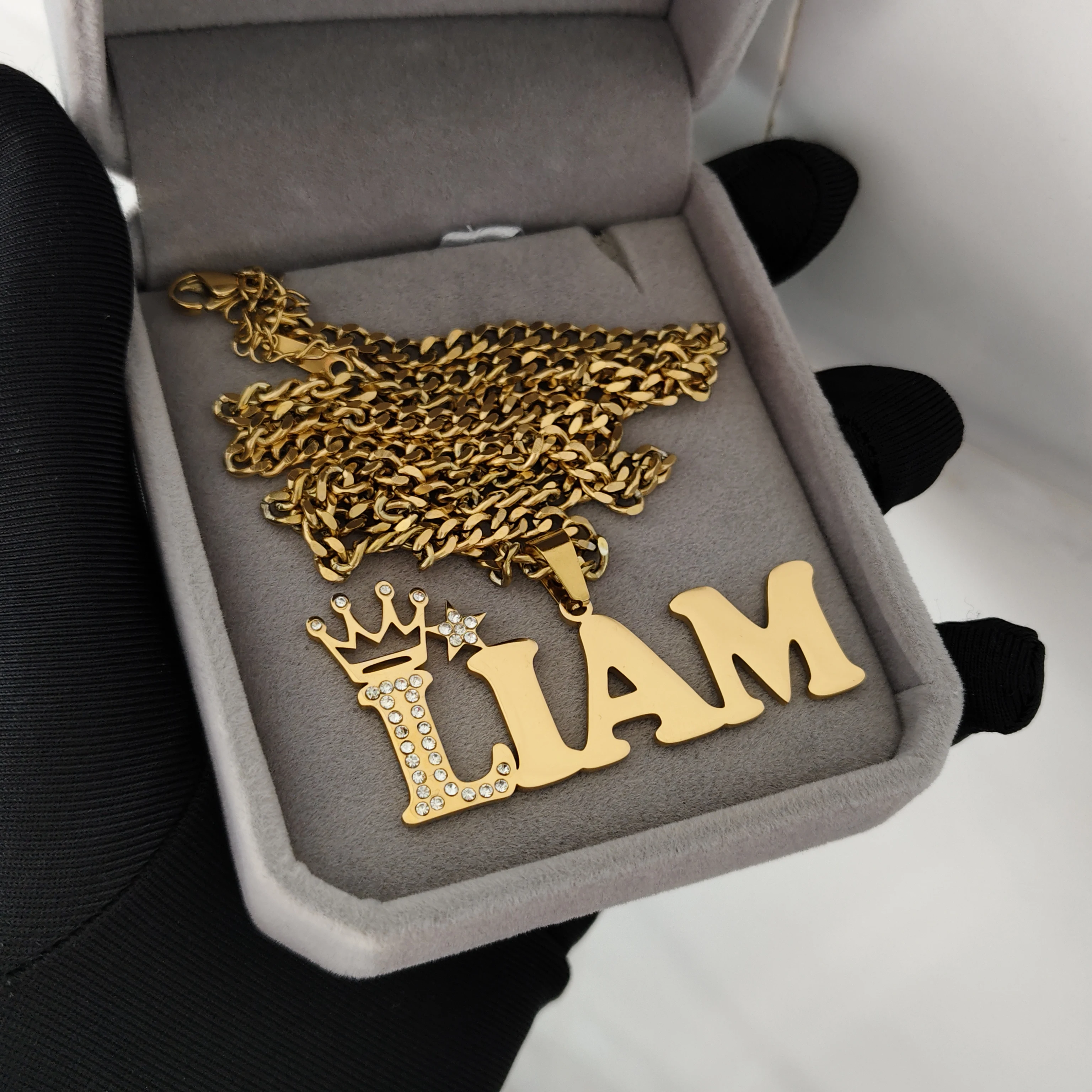 

DCEE Wholesale Customized Name Crown Diamond Necklace Personalized Letter Crown Dot Diamond Necklace Manufacturer Direct Sales