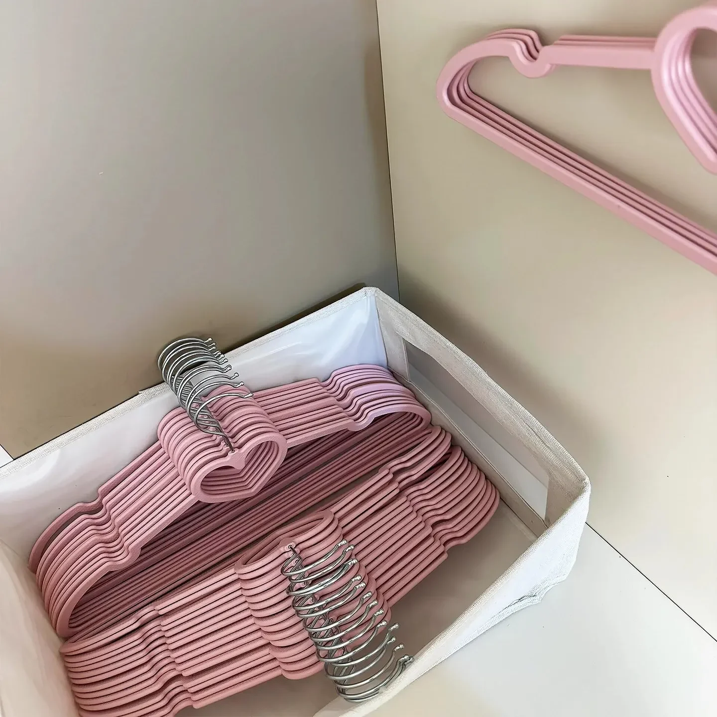 Pink Heart Shaped Plastic Clothes Hangers Anti Slip No Trace for Dormitory Student Home Use Creative Design Storage Organization