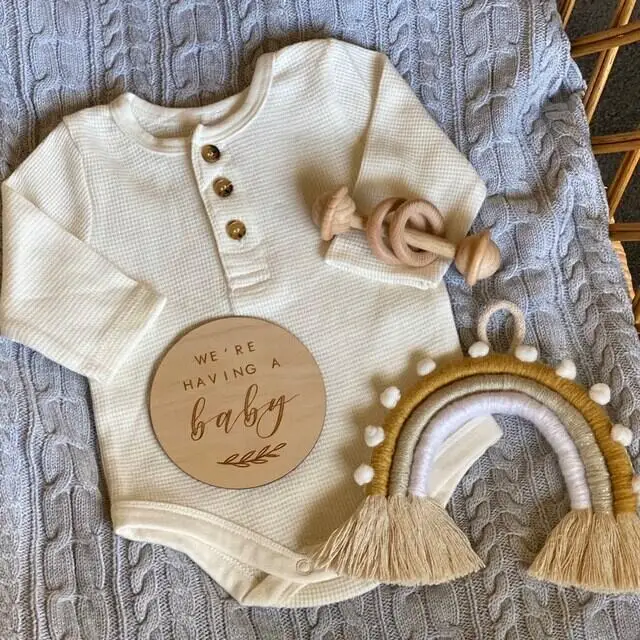 1pcs We\'re Having A Baby Wooden Plaque Pregnancy Announcement Baby Milestone Card