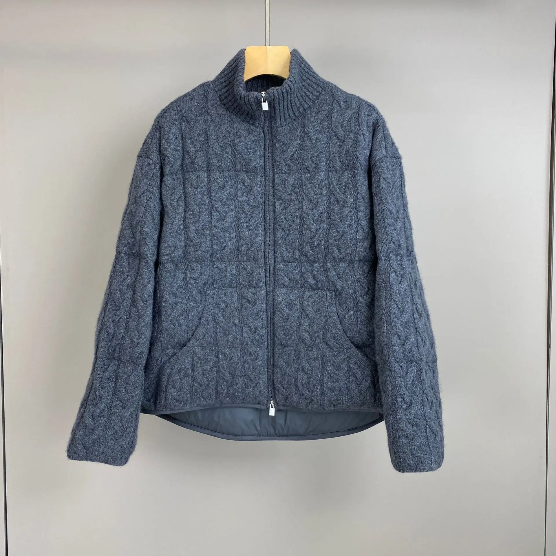 Herbst und Winter neue hochwertige gestrickte Stehkragen gestrickte Kaschmir-Gänsedaunenjacke modisch und vielseitig lässig