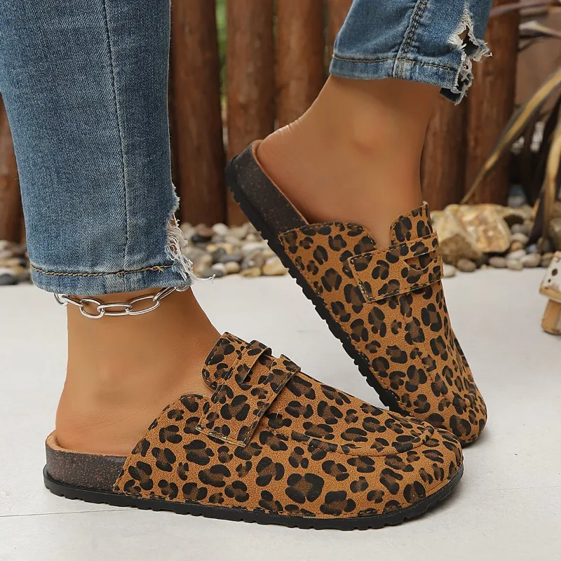 Mules con Estampado de Leopardo para Mujer, Sandalias Planas con Correa Ajustable, Plantilla de Corcho de 2.8 cm, Sandalias Abiertas Casuales para Exteriores