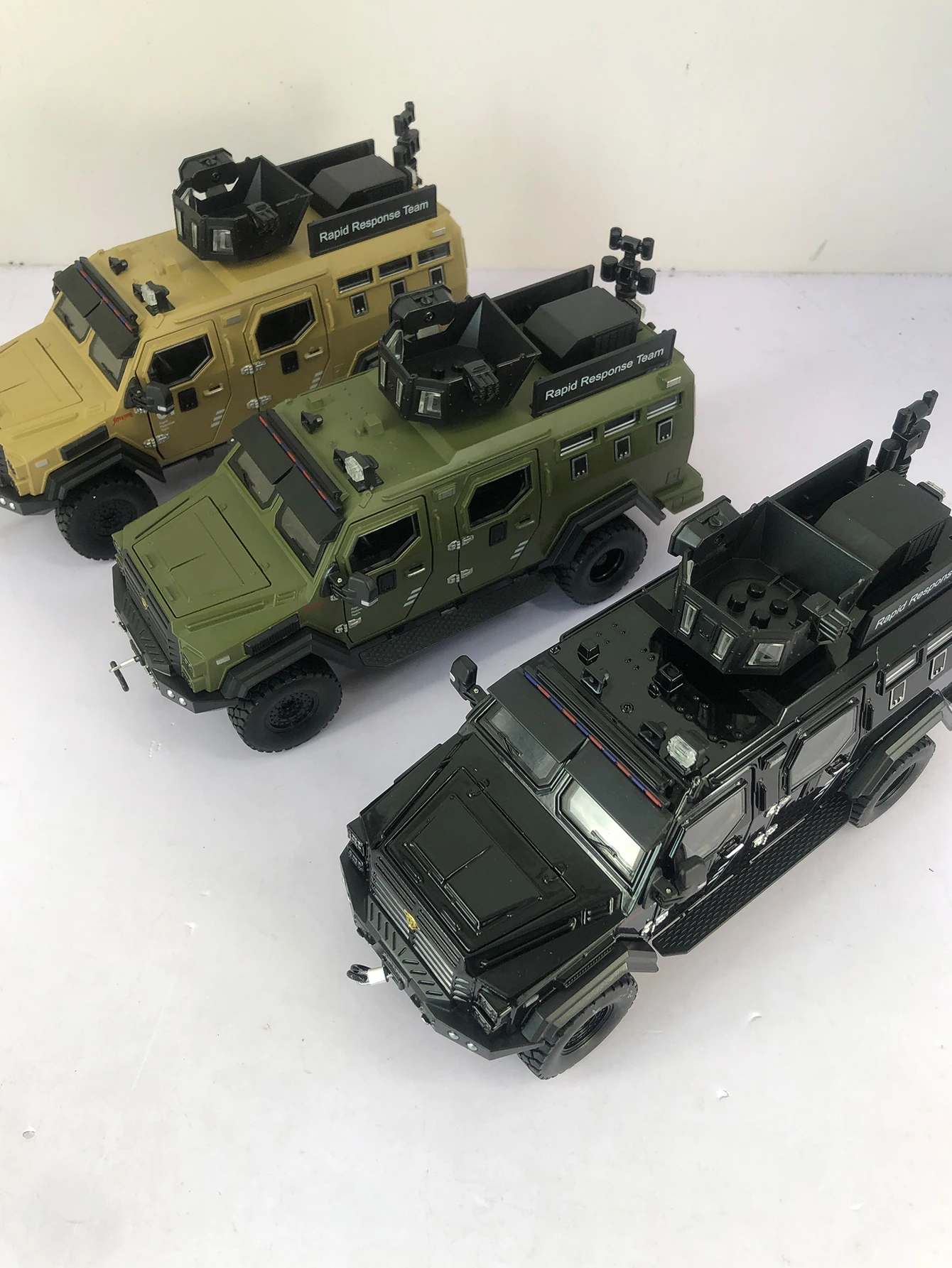 

1:24 имитация бронеавтомобиля из цинкового сплава, статическое украшение, металлический коллекционный подарочный автомобиль