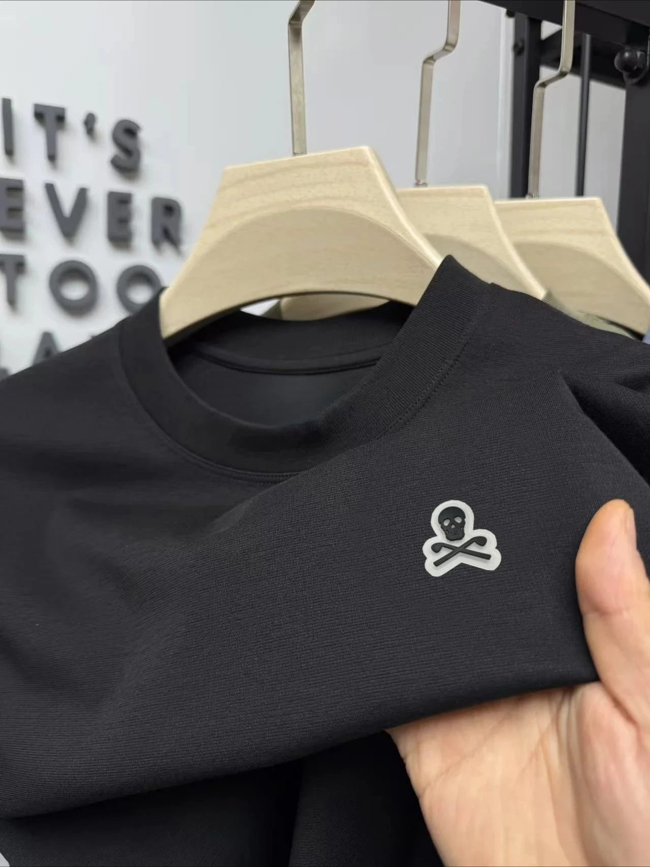 Light luxury and fashionable men's round neck T-shirt comfortable texture solid color pullover new simple casual men's clothing