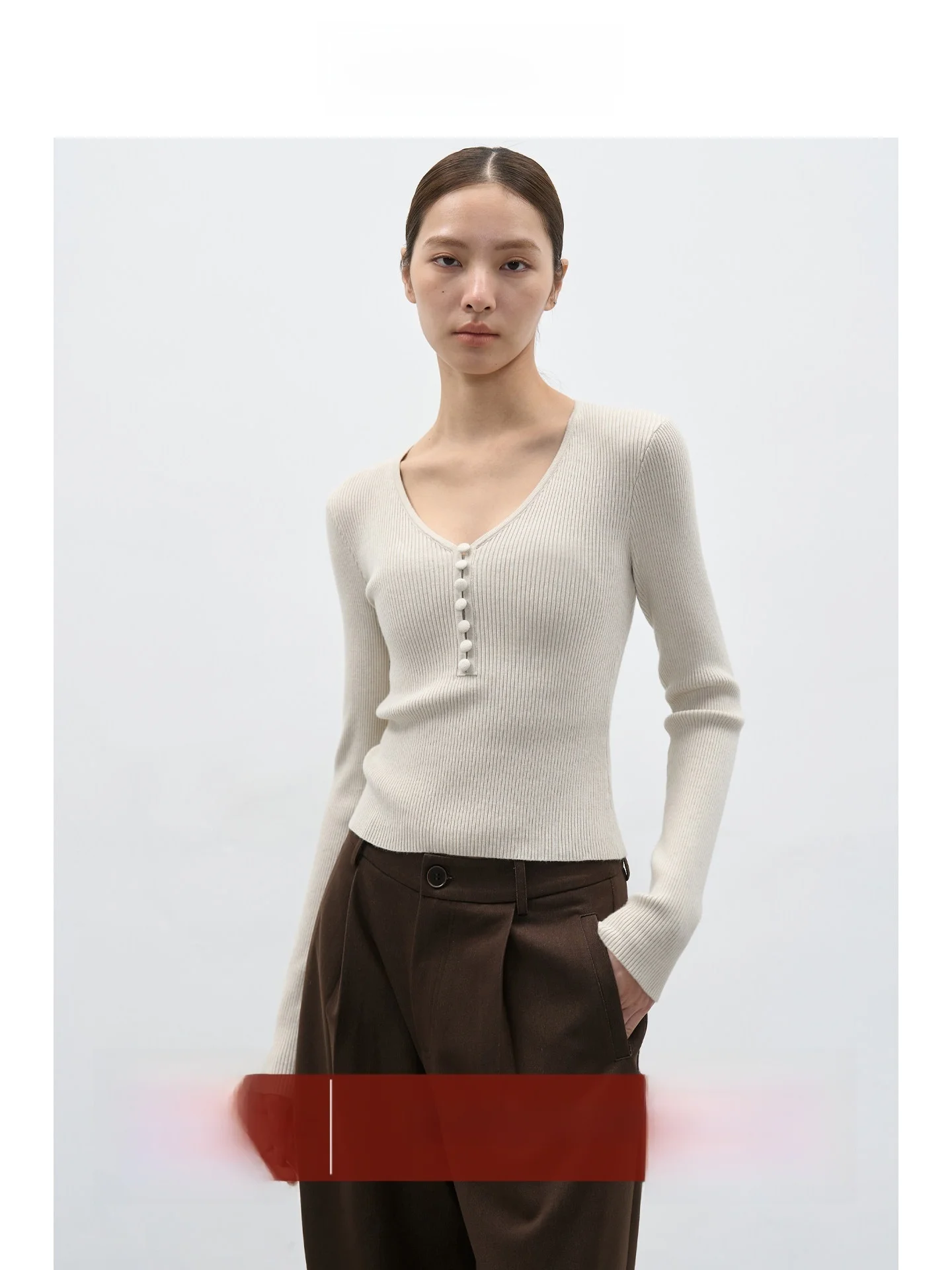 

Женская облегающая трикотажная базовая футболка EIGHTHMONTH с V-образным вырезом, подчеркивающая талию, повседневная, для ношения под одеждой, новинка 2026 года