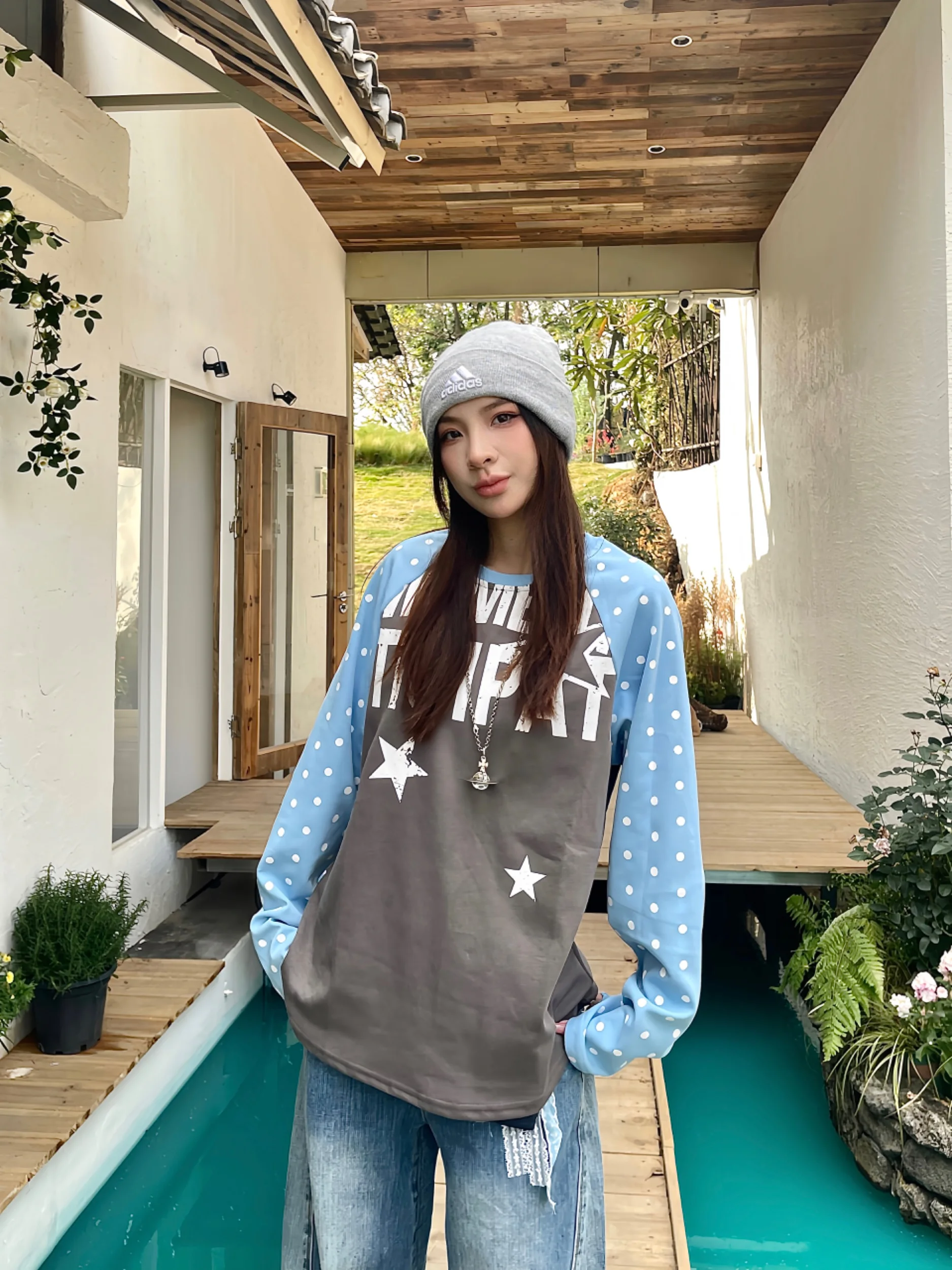 

Женская тонкая футболка с длинным рукавом в американском стиле, модная, свободного кроя, для ранней весны, с принтом в горошек, буквенными нашивками и вставками на плечах