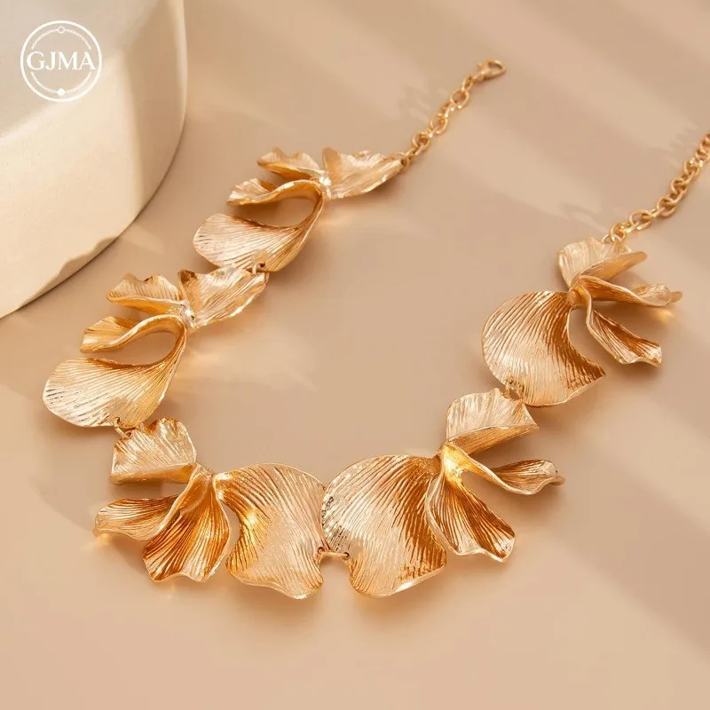 Textured Flower Pendant Necklace Niche Luxury Versatile Accessory for Women Luxury Designer Jewelry