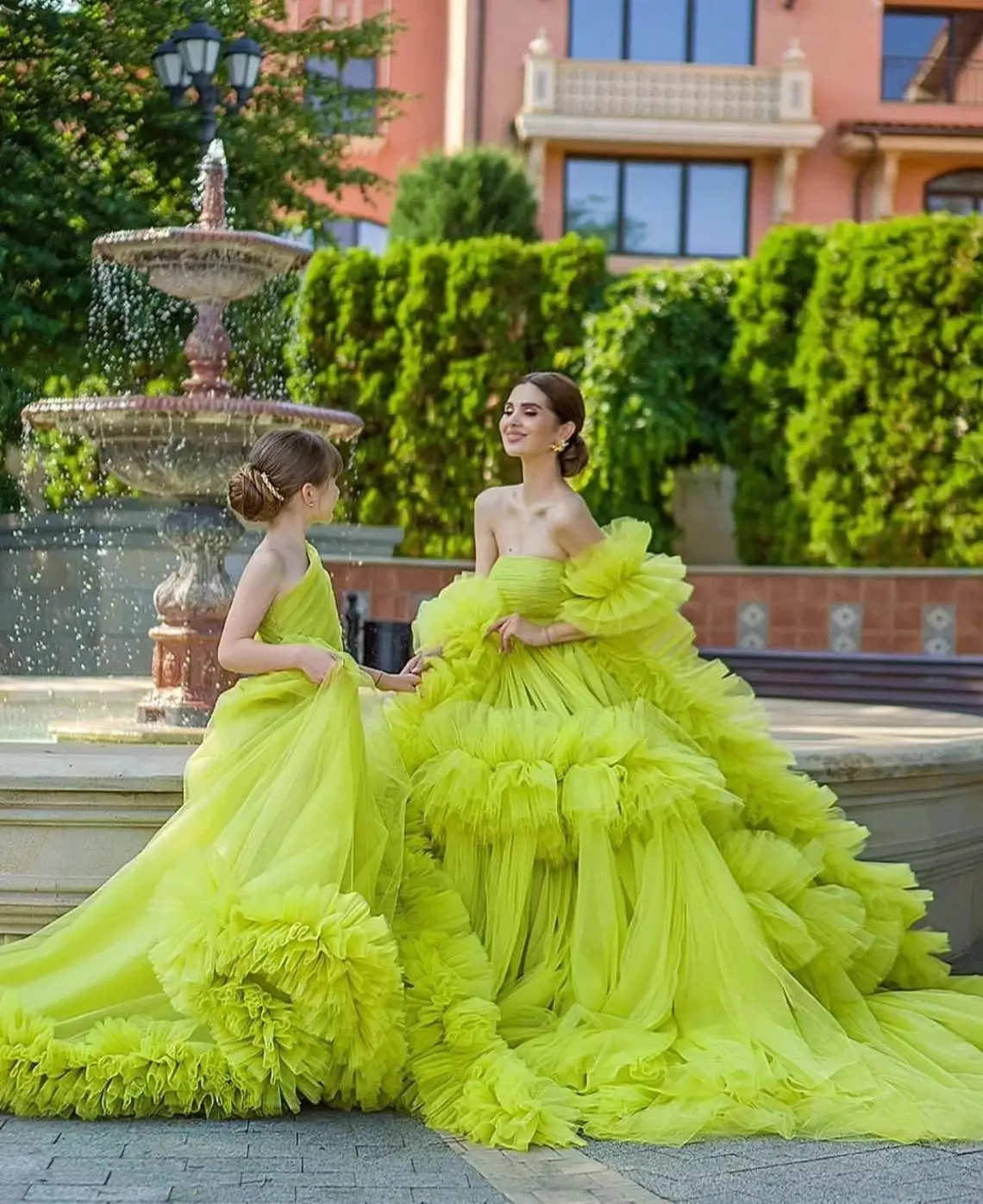 Charming 2025 Mother And Daughter Matching Dresses Ball Gown Ruffles Photo Shoot Birthday Party Mom And Me Evening Outfit