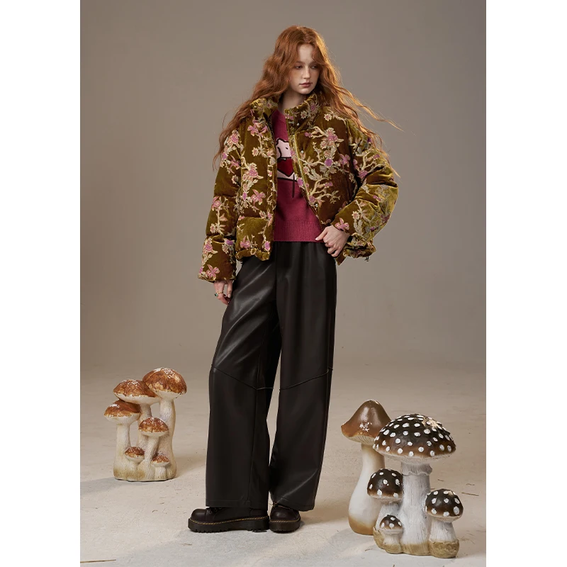 ELFSACK 2024 Winter New Arrivals Black hooded down jacket for women Pleated fabric warm and thick jacket