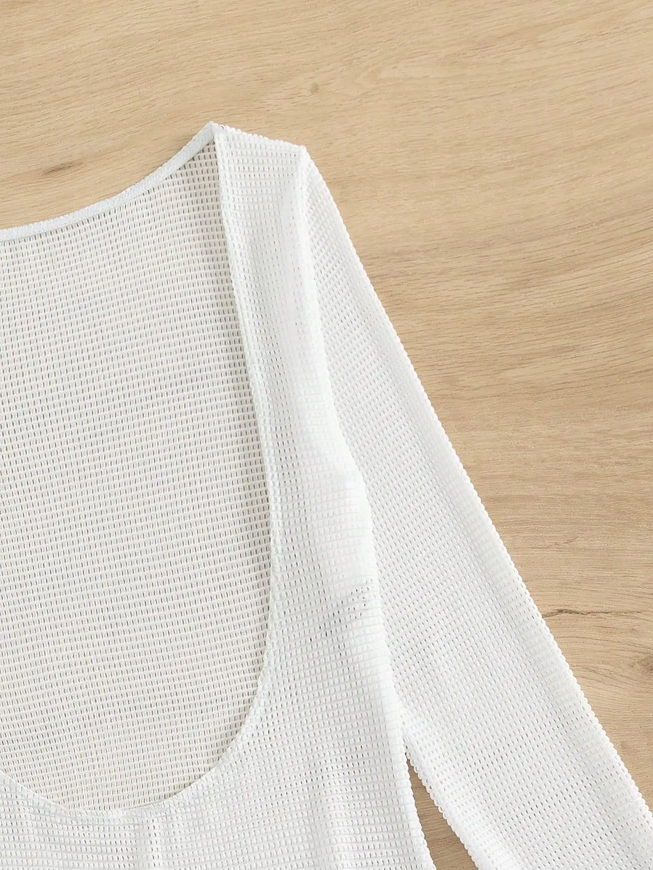 

Белое сетчатое пляжное платье-накидка с длинными рукавами и вырезом на шее