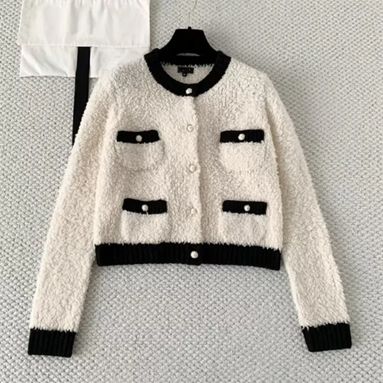 

Индивидуальные новые зимние стили европейской и американской женской одежды 2025 года. Шерстяной вязаный кардиган с длинными рукавами.