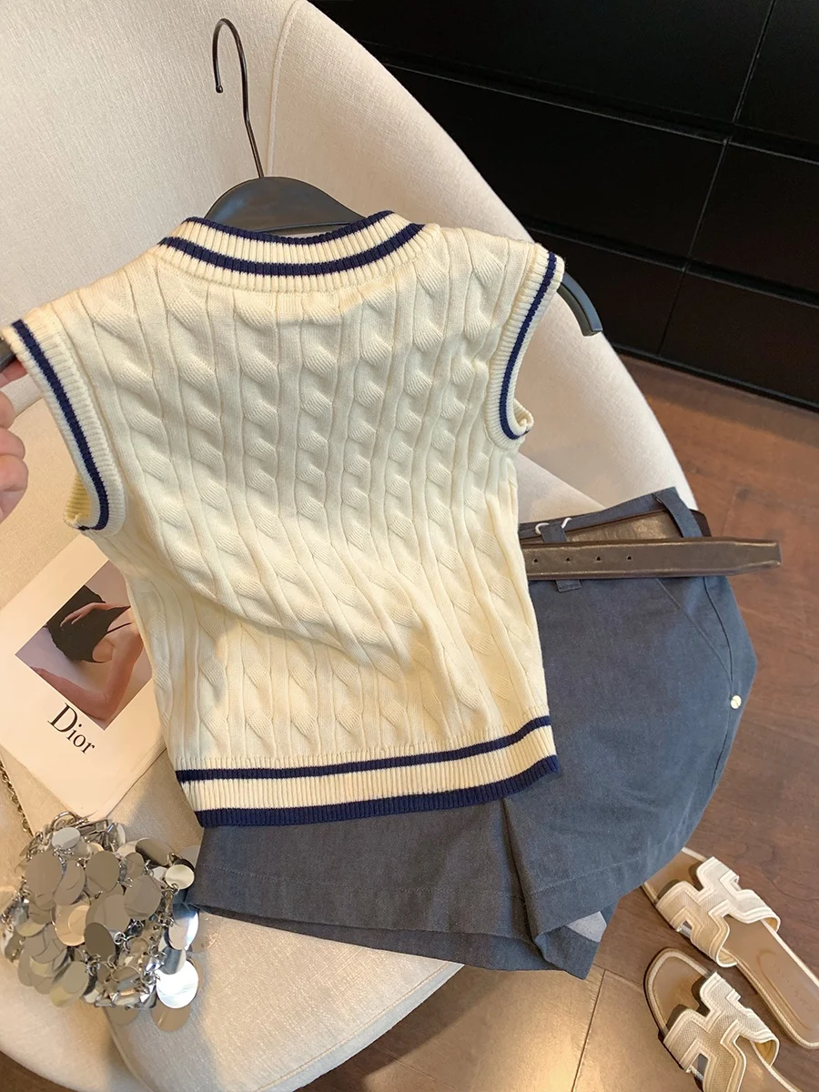Elegant V-Neck Knitted Vest Women's Fashion Autumn 2026 New Style Embroidered Twist Patterned Top Commute Style H-Shape