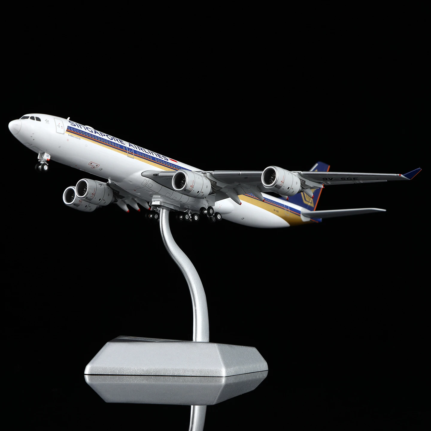 

A530105F Коллекционный самолет из сплава HX Модели 1:400 Singapore Airlines Airbus A340-500 Литая под давлением модель самолета 9V-SGE с клапанами вниз