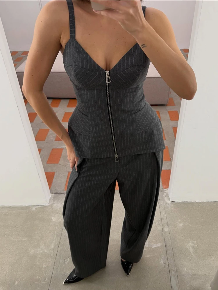Spaghetti-Träger-Top mit Reißverschluss und Hosenanzug für Damen: Streetwear mit V-Ausschnitt, ärmellos, tailliertes Oberteil und plissierte gerade Hose – Schicke Outfits – Detail 9