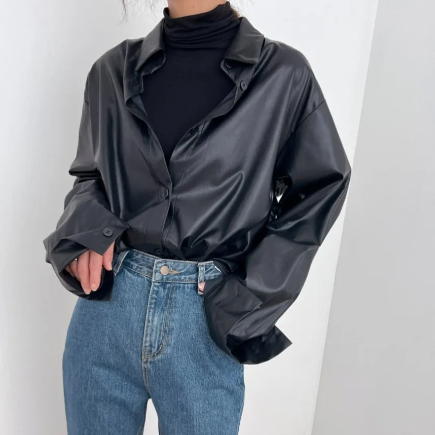 

Весна 2026: Модная женская кожаная рубашка-топ в корейском стиле, свободного кроя, с воротником и одной пуговицей, универсальная, простая и стильная.