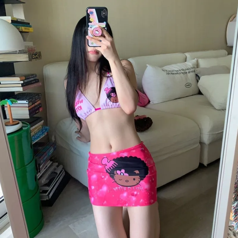 

Miniso 3 шт. Hello Kitty Beach Bikinis Set Black Kitty Cat Print Y2k Купальники Бюстгальтер Стринги Мини-юбка Сексуальный купальный костюм Подарки для девочек