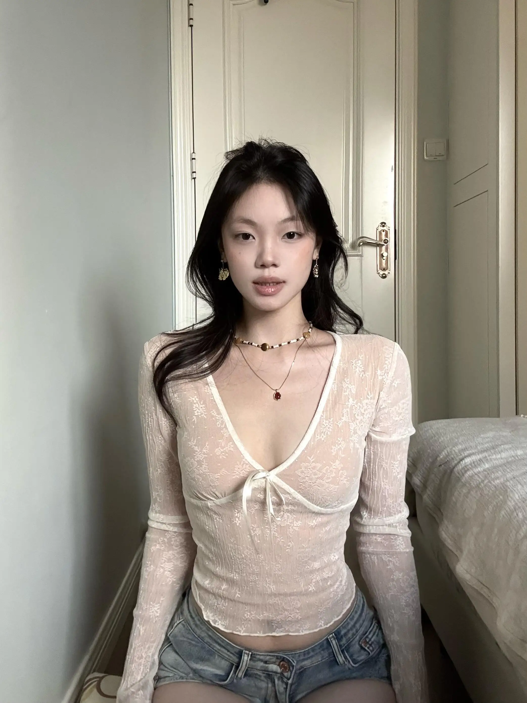 

Американская женская футболка с длинным рукавом и V-образным вырезом, облегающая, из чистой ткани, для ранней осени, базовая, для повседневной носки, облегающая фигуру.