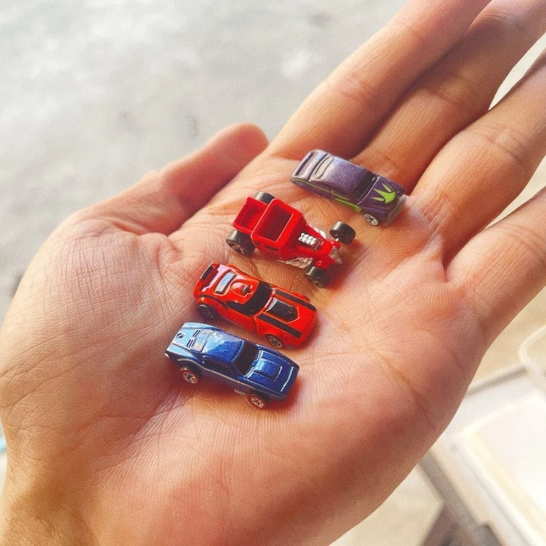 1Pcs Super Mini Alloy Retro Car Small Racing Simulation Model Ornament Home Decor Crafts Knickknacks & Miniatures about 2cm