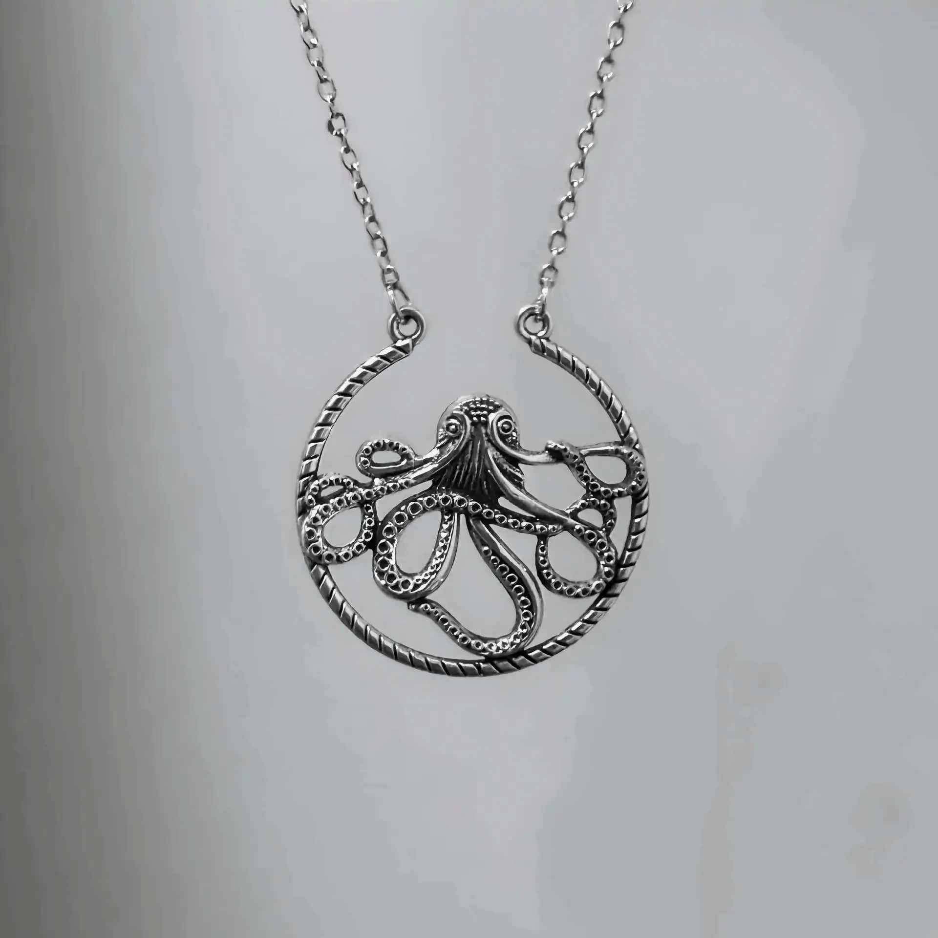 

Gothic Silver Octopus Pendant Necklace, Vintage Hollow Circle Punk Ocean Animal Jewelry for Men Women Gift