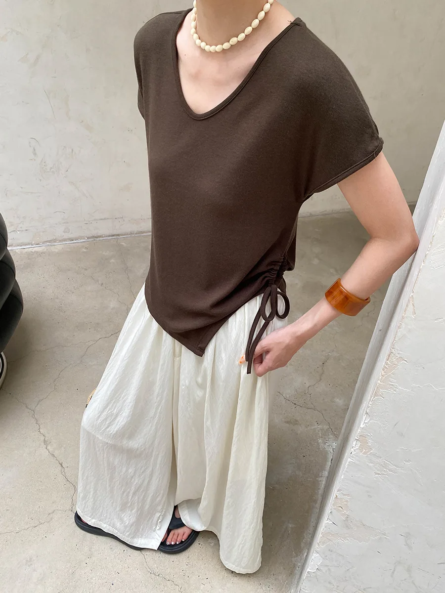 Sommerliches Damen-T-Shirt in unregelmäßiger Farbe mit unregelmäßigem Saum, Kordelzug, V-Ausschnitt und schlankmachendem Effekt, kurzärmelig. – Detail 26