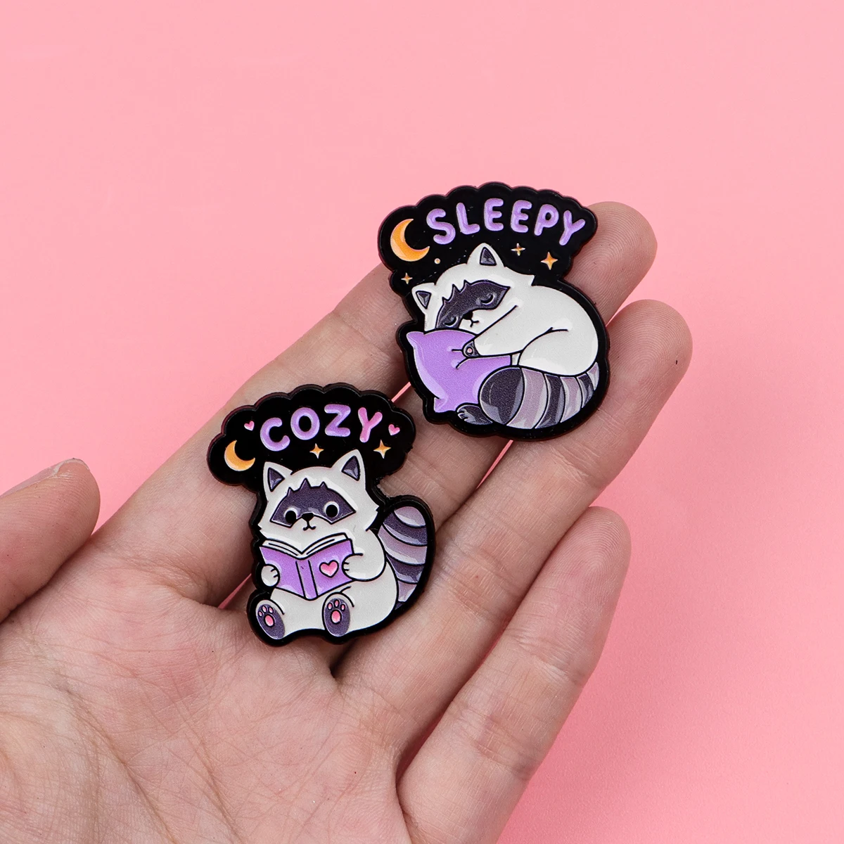 10 Stück niedliche Kawaii-Cartoon-Waschbär-Emaille-Pins aus Metall, Set mit Abzeichen für Rucksack, Kleidung, Accessoires, Schmuck, Geschenk für Freunde – Detail 4
