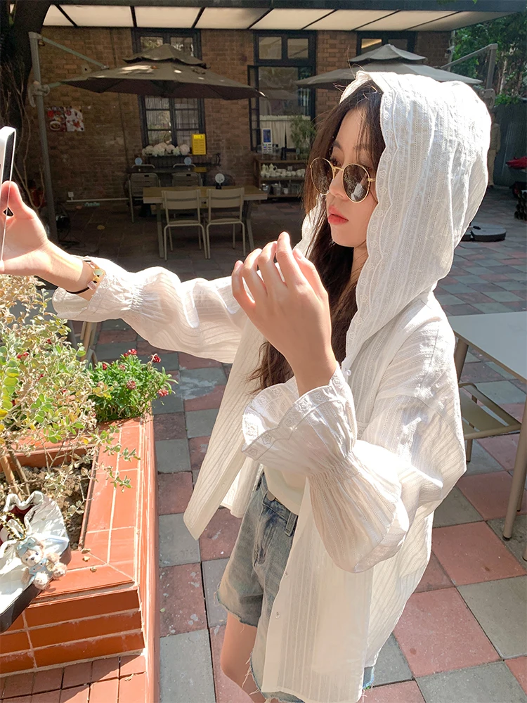 

Стильная белая женская блузка с капюшоном, весенний дизайн, с вырезами, приталенная, во французском стиле, свободного кроя, с длинными рукавами, на пуговицах, для повседневной носки