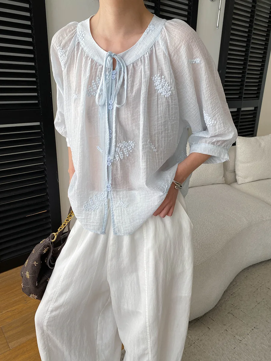 Sommerliches Damen-Shirt in unifarbenem Design mit aufwendiger Stickerei, Rundhalsausschnitt, Schnürung, lockerer Passform und leicht transparentem Stoff. – Detail 3