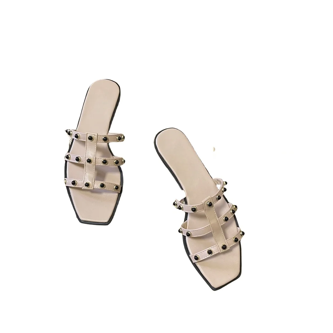 

Rivet slippers for women's summer outdoor wear, flat bottomed fashion, versatile, internet famous beach sandals